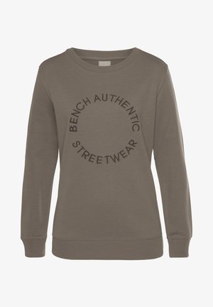 Brauner Pullover aus weichem Stoff mit Rundhalsausschnitt und gerippten Bündchen. Zentrales Logo mit der Aufschrift "BENCH AUTHENTIC STREETWEAR" in Schwarz.