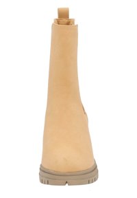 Beige kotníkové boty s hladkým semišovým povrchem, kulatou špičkou, poutkem na vršku a textured gumovou podrážkou pro lepší přilnavost.