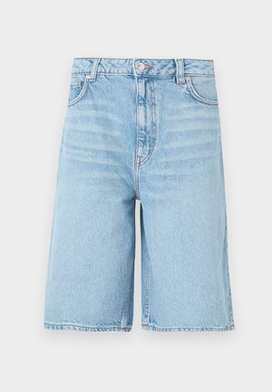 Hellblaue Denim-Shorts knielang mit vorderer Knopfleiste, Reißverschluss, Gürtelschlaufen und Seitentaschen auf weißem Hintergrund.