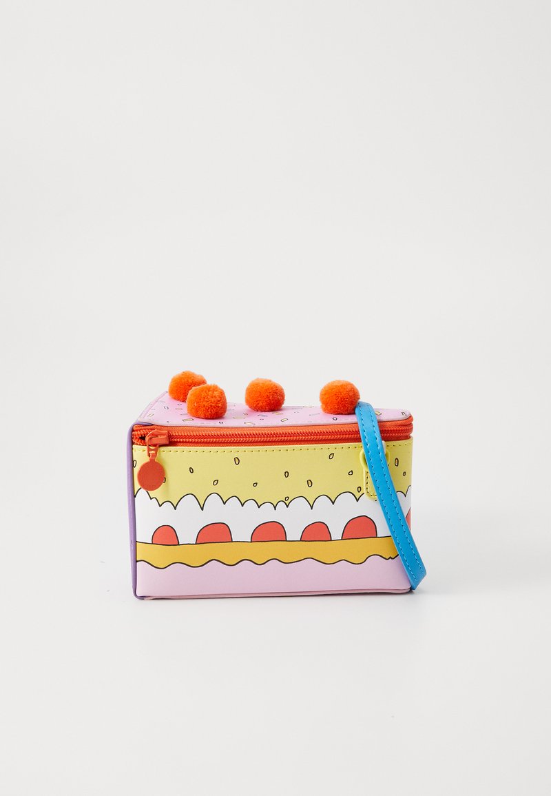 Bunte rechteckige Tasche mit Reißverschluss, verziert mit orangen Pompons, gelben und pinken Mustern sowie einem blauen Tragegurt. Hergestellt aus synthetischem Material.