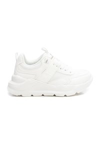 Zapatillas deportivas blancas con un upper texturizado, cierre de cordones, collar acolchado y una suela gruesa para mayor altura y comodidad.