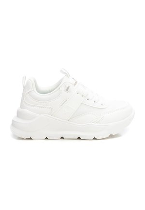 Zapatillas deportivas blancas con un upper texturizado, cierre de cordones, collar acolchado y una suela gruesa para mayor altura y comodidad.