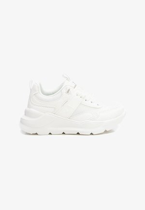 Zapatillas deportivas blancas con un upper texturizado, cierre de cordones, collar acolchado y una suela gruesa para mayor altura y comodidad.