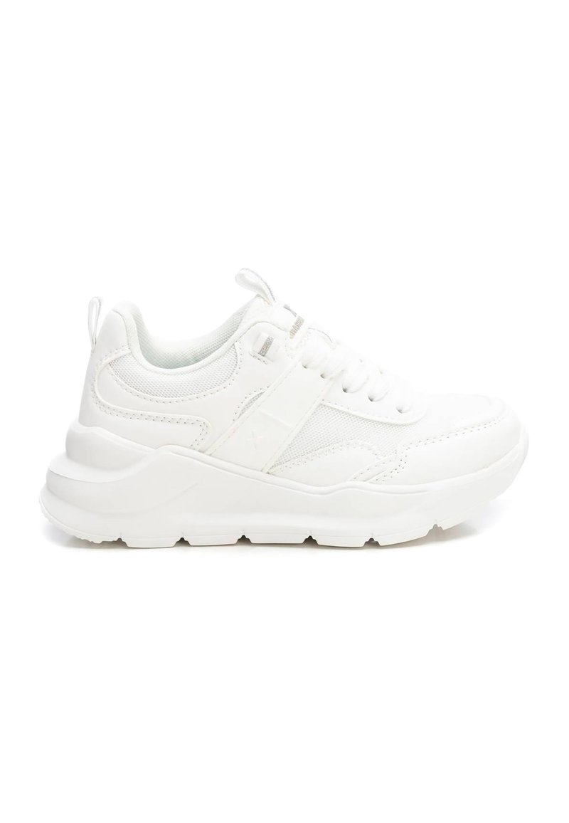 Zapatillas deportivas blancas con un upper texturizado, cierre de cordones, collar acolchado y una suela gruesa para mayor altura y comodidad.