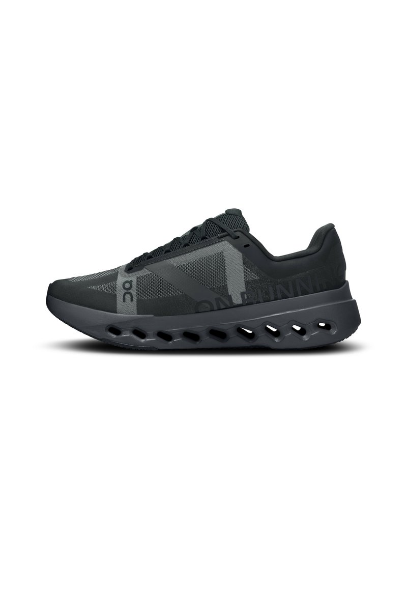 Baskets de course noires avec une tige en mesh et des accents gris. Elles présentent une semelle matelassée avec des découpes pour la ventilation et un soutien léger.
