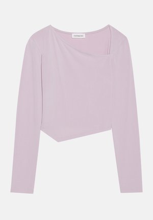 Lilla cropped topp med lange ermer og av-skulder utringning laget av glatt, lett stoff. Minimalistisk design, uten mønstre.
