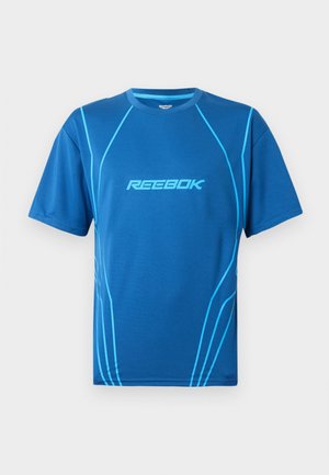 T-shirt atlético azul feito de tecido sintético, com gola redonda, mangas curtas e detalhes azul claro e logótipo na frente.