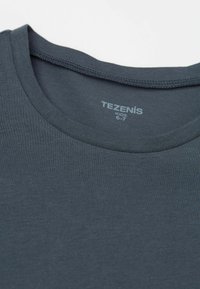 Tmavě modré bavlněné tričko pro děti s kulatým výstřihem a hladkou texturou, se štítkem "TEZENIS KIDS", který uvádí velikost 6-7.