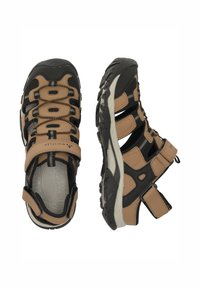 Ruskeat ja mustat ulkosandaalit, joissa on säädettävät remmit, kumipohjat, rakenteeltaan teksturoidut sisäpohjat ja vahvistettu varvasalue kestävyydelle.