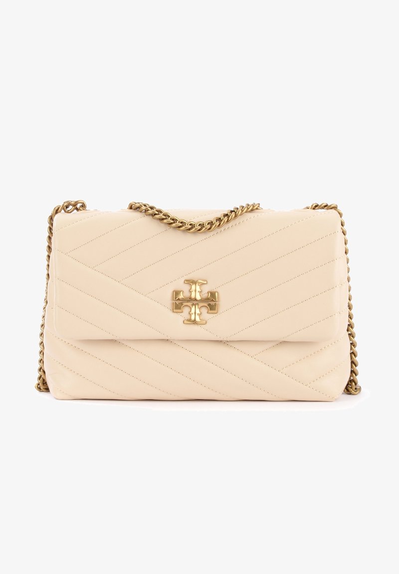 Borsa a tracolla in pelle crema trapuntata con catena dorata e chiusura con logo. Forma rettangolare con cuciture diagonali e texture liscia.