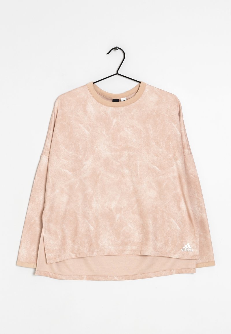 Sweat-shirt beige Adidas à manches longues avec motif subtil, col rond et logo près de l’ourlet inférieur, présenté sur un cintre noir sur fond blanc.