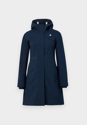 Marineblauer wasserdichter Mantel mit Kapuze, ausgestattet mit einem Frontreißverschluss, langen Ärmeln und einem kleinen Logo auf der Brust. Glatte, matte Textur.