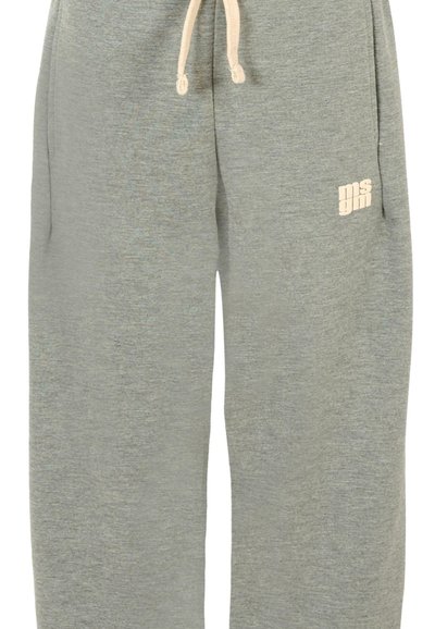 Lichtgrijze sweatpants van zachte stof, met een trekkoord in de taille en een klein logo in een contrasterende kleur aan de zijkant.