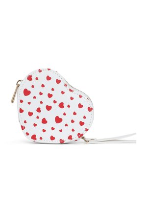 Portamonete bianco a forma di cuore con motivi a cuore rossi, cerniera dorata e linguetta con cinturino bianco per il polso attaccato.