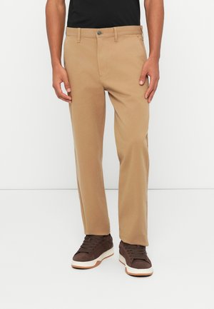 Tommy Jeans SONNY TAPERED TWILL CHINOS - Pantaloni - dark dune