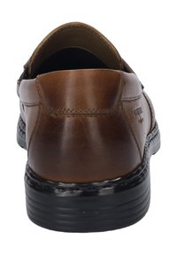 Scarpe in pelle marrone con un design arrotondato, dettagli cuciti e suola in gomma nera. Il tacco è leggermente rialzato con una texture liscia.