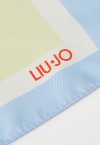 Bufanda multicolor con secciones en azul claro, verde pálido y blanco, con el texto en rojo "LIU•JO". Tejido suave con un ligero brillo.
