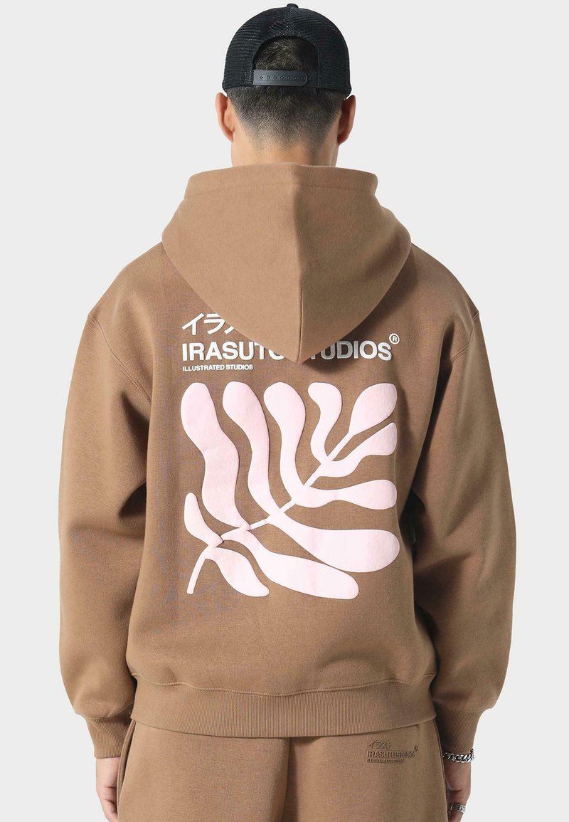 Brauner Kapuzenpullover mit einem großen pinken Blattmuster auf der Rückseite, mit Logo-Text in Weiß über der Grafik. Weicher, strukturierter Stoff.