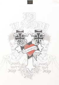 T-shirt bianco a maniche corte con un design grafico che presenta croci nere e rosse, un cuore etichettato "LOS ANGELES" e illustrazioni di teschi.