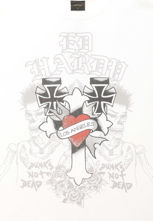 Witte T-shirt met korte mouwen, voorzien van een grafisch ontwerp met zwarte en rode kruizen, een hart met het label "LOS ANGELES" en illustraties van schedels.