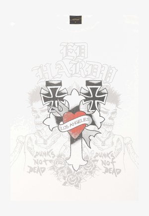 T-shirt bianco a maniche corte con un design grafico che presenta croci nere e rosse, un cuore etichettato "LOS ANGELES" e illustrazioni di teschi.