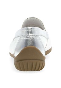 Silberne, metallische Slipper mit einer glatten Oberfläche, abgerundeter Zehenpartie und brauner Gummisohle. Verfügt über gestickte Akzente und einen niedrigen Absatz.