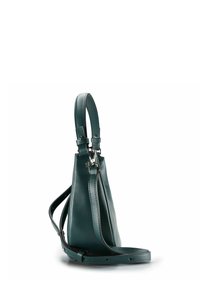 Bolso de mano de cuero verde oscuro con asa superior y correa de hombro ajustable, mostrado de lado sobre un fondo blanco.