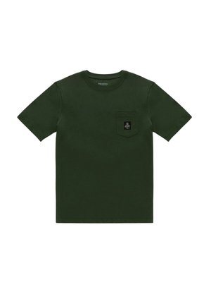 Maglietta verde scuro a maniche corte con collo a giro e taschino sul petto decorato con una piccola toppa nera con logo bianco.