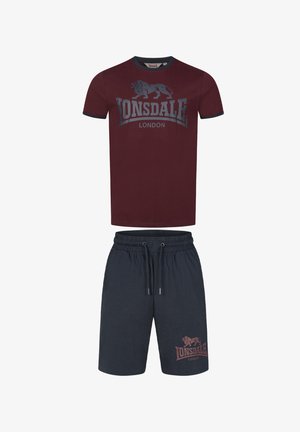 Maroonska pamučna majica s kontrastnim mornarsko plavim ovratnikom i logotipom lava; odgovarajuće mornarsko plave kratke hlače od mekog materijala s elastičnom stražnjom trakom i detaljem logotipa.