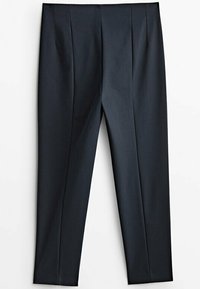 Pantaloni scuri blu su misura, realizzati in tessuto liscio, con taglio dritto, pieghe sul davanti e tasche laterali.