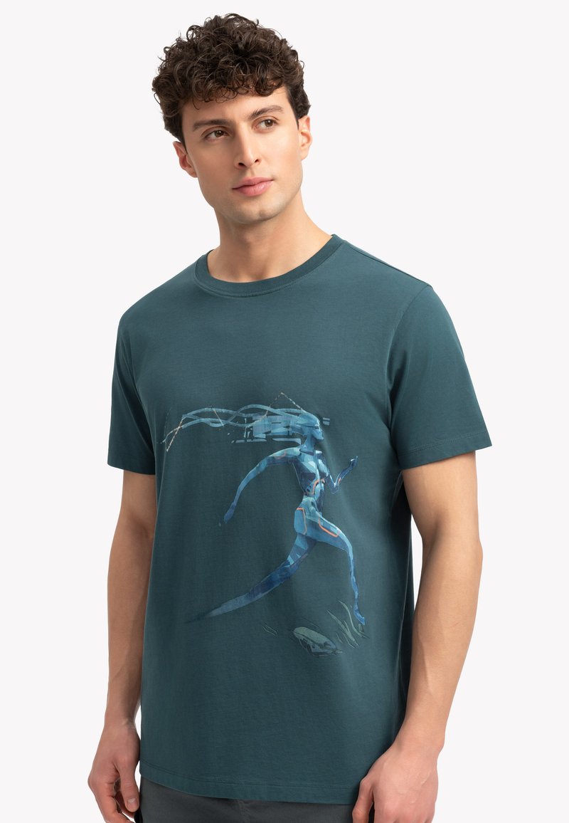 Teal katoenen T-shirt met ronde hals, featuring een kleurrijk grafisch ontwerp van een rennende figuur. Korte mouwen en een comfortabele pasvorm.