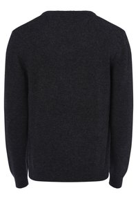 Pull en maille gris foncé avec un col rond, des manches longues et une texture lisse. Pas de motifs visibles ni de détails en matériel.