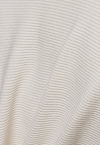 Witte ribbelstof met een gladde textuur, met gelijkmatig verdeelde horizontale lijnen. De stof heeft een zachte, lichte uitstraling.