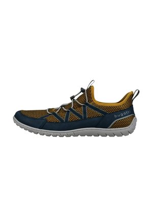 Athletischer Sneaker mit Obermaterial aus Senf- und Marineblauem Mesh, weißer Sohle, elastischen Schnürsenkeln und "bugatti"-Logo auf der Fersenlasche, Seitenansicht.