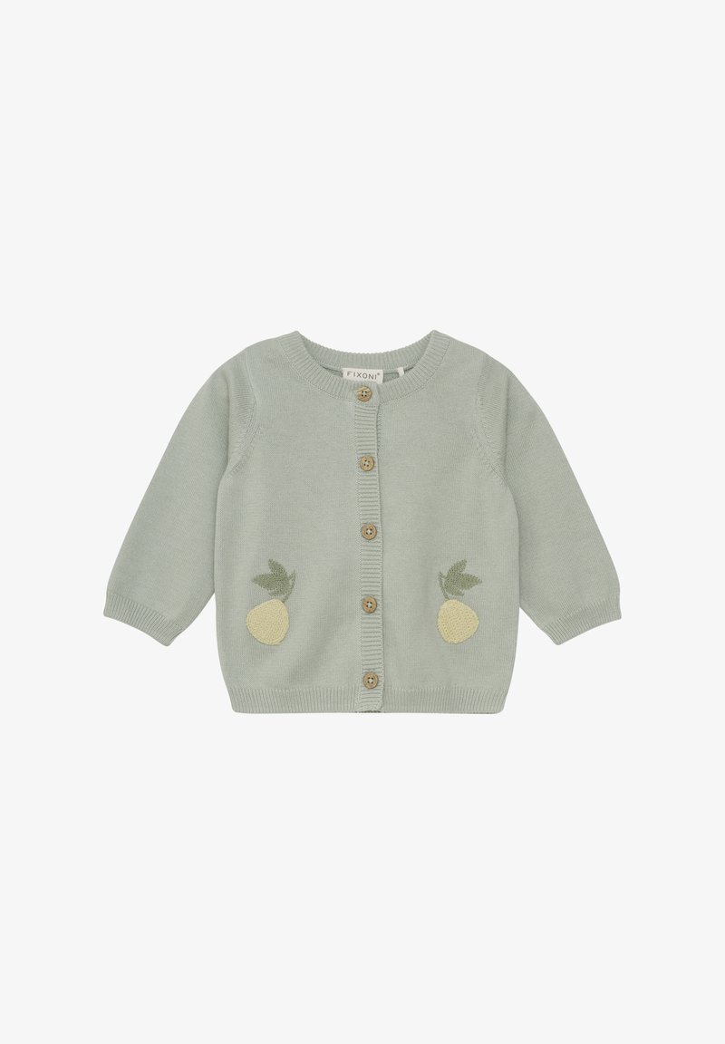 Hellgrüne Strickjacke mit langen Ärmeln, die zwei bestickte Zitronenmotive und Holzknöpfe entlang der Vorderseite aufweist.