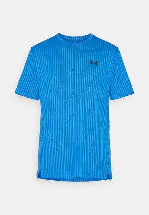 Camiseta deportiva azul de manga corta con un patrón de líneas geométricas, cuello redondo y una abertura en el dobladillo trasero. Logo negro en el lado izquierdo del frente.