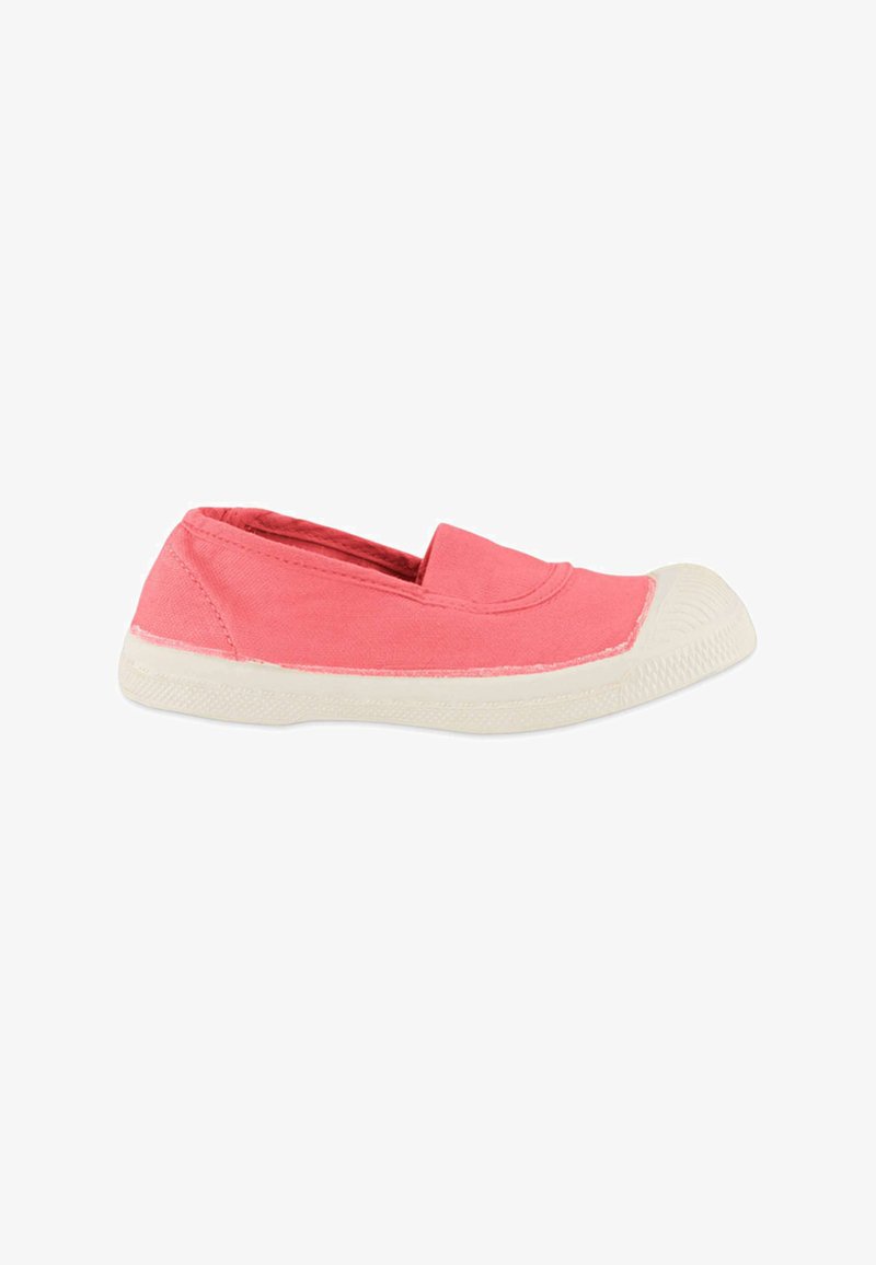 Chaussure en toile rose à enfiler avec semelle et embout en caoutchouc blanc, vue de côté sur fond blanc.