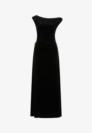 Mustast velvetist põrandapikkune kleit, millel on asümmeetriline kaelus ning kuldsed nööbid õlal ja puusal.