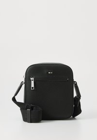 Borsa a tracolla nera realizzata in materiale testurizzato. Presenta un compartimento principale con cerniera, una tasca frontale e una tracolla regolabile. Design minimalista.