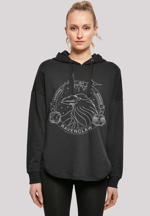 Svart hettegenser med lange ermer, snorhette og et fremtredende grått Ravenclaw-emblem som viser en ravn og teksten: "Læring, Kløkt, Visdom."
