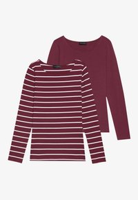 To lange ermer i burgunder og hvite striper. Den ene toppen har rund hals, mens den andre har ensfarget burgunder design. Mykt materiale.