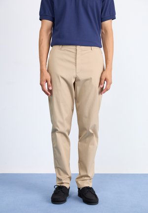 New Balance ATHLETICS STANDARD TAPERED PANT  - Trousers - stoneware