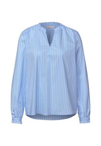 Blouse légère à manches longues bleu clair avec des rayures blanches verticales. Elle présente un col et des poignets à volants ainsi qu'une ouverture en forme de V à l'avant.