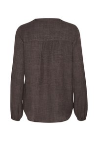 Chemise marron à manches longues en tissu texturé, avec un dos plissé et un col arrondi, offrant une coupe décontractée.
