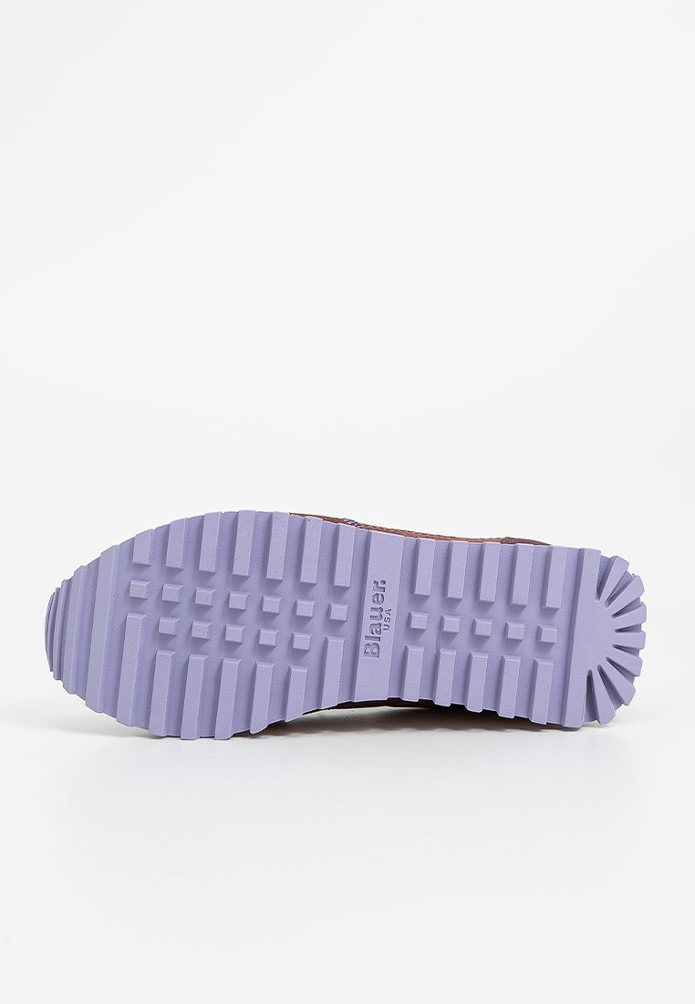 Suola della scarpa con battistrada in gomma lavanda caratterizzato da profonde scanalature e tappi rettangolari, marchiata "Blauer USA" al centro.