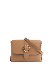 Borsa a tracolla in pelle color nocciola con chiusura a pattina, caratterizzata da un accento circolare dorato e una tracolla regolabile. Superficie texture con bordi cuciti.