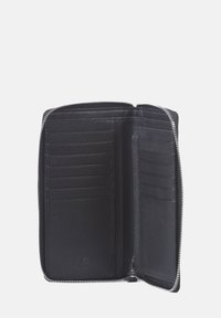 Svart läderplånbok med dragkedjestängning, som har flera kortfack och en slät, texturerad insida. Kompakt och praktisk design.