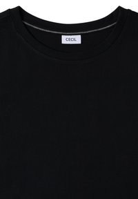 T-shirt noir à col rond avec une étiquette blanche de marque visible cousue à l'intérieur du col indiquant "CECIL."