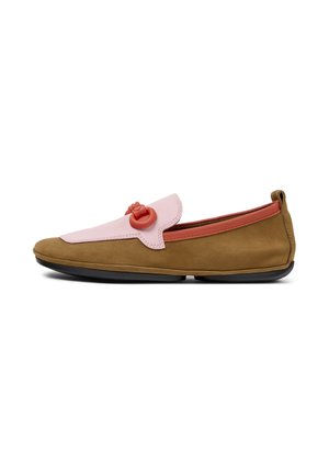 Braune Wildleder-Slipper mit einem pinken Lederüberzug und roten Akzenten, der ein dekoratives rosenförmiges Detail auf der Vorderseite aufweist.