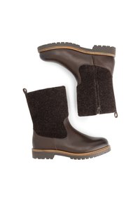 Bruine leren enkelboots met een donkere vilt bovenkant, ritssluitingen en een gestructureerde rubberen zool. Gestikte accenten rond de zool.